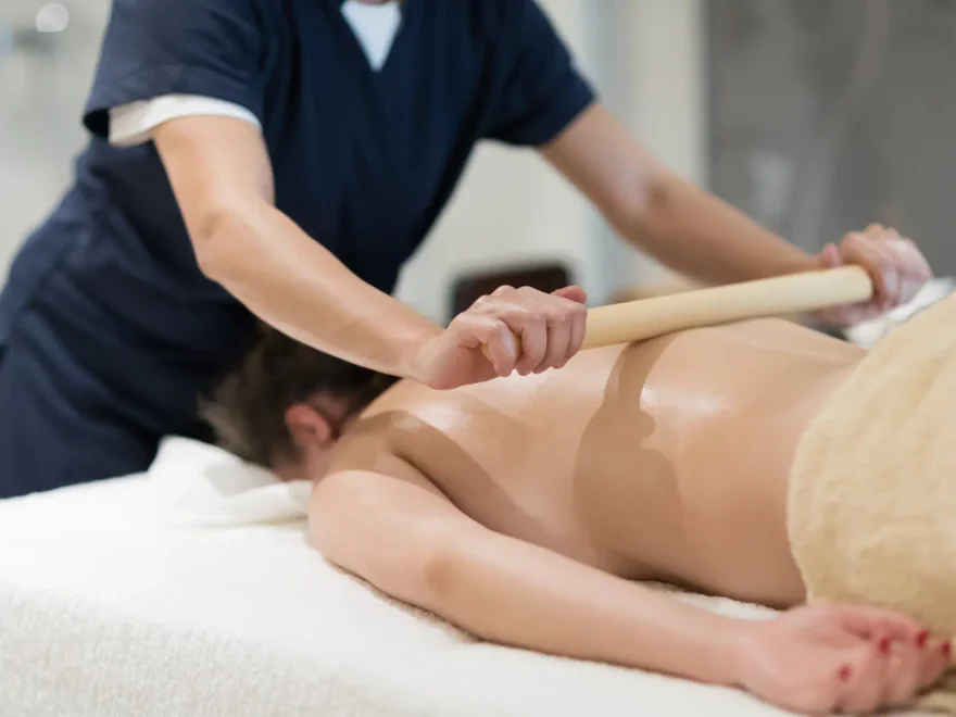 Massagem reflexológica e bambuterapia