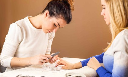 Manicure profissional fazendo as unhas de cliente