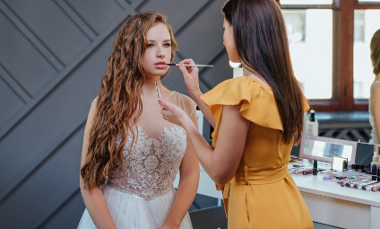 Maquiadora profissional fazendo maquiagem em noiva