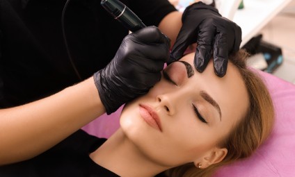 Mulher realizando procedimento estético de micropigmentação de sobrancelhas