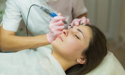 Procedimento estético para correção de sobrancelhas, microblading