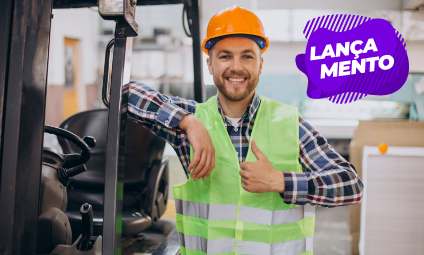 Homem sorrindo com máquina fiscalizando segurança no trabalho