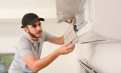 Homem realizando instalação de ar condicionado